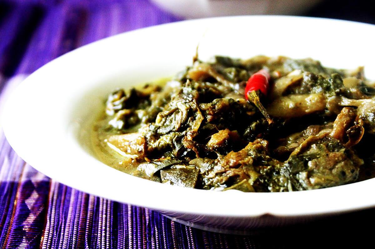 recipe Laing (Taro leaves and stalks in coconut milk)