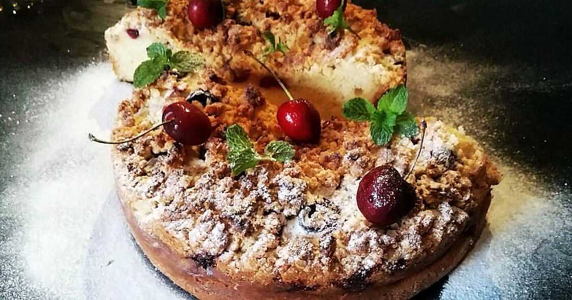 Brioche with crumble and cherries